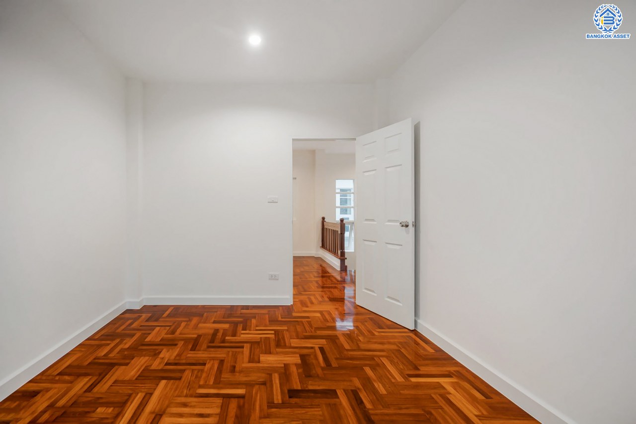 บ้านมือสองตกแต่งใหม่ โครงการ ราชพฤกษ์ บางบอน4 ตกแต่งหรูหรา เนื้อที่ 100.5 ตร.ว. ฟังก์ชัน 3 ห้องนอน 3 ห้องน้ำ จอดรถได้ 2 คัน พื้นที่ใช้สอย 343.94 ตร.ม. บนทำเลศักยภาพ เชื่อมต่อหลายเส้นทาง ใกล้เดอะมอลล์บางแค จุดขึ้นทางด่วน "พระราม2" และรถไฟฟ้าสายสีน้ำเงิน "สถานีหลักสอง"